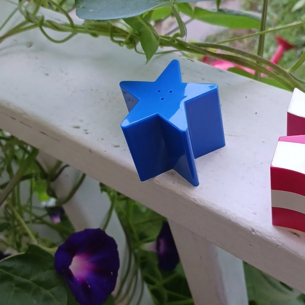 VINTAGE IN BOX Star & American Flag Salt & Pepper 3D Shaker Set